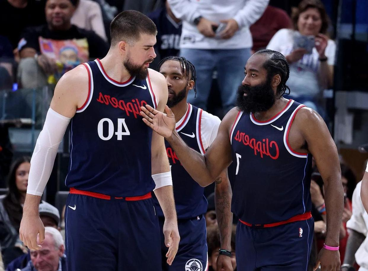 赛地聚焦——英超清晨热度飙升；洛杉矶快船刷新队史纪录；管理层满意；阵容厚度经受考验的简单介绍